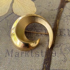 P.E.P. Vintage Gold-tone brooch